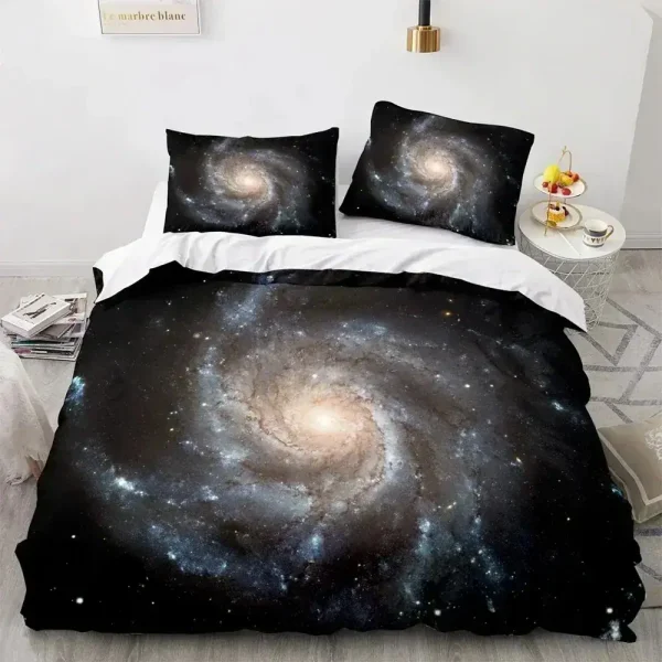 Conjunto de roupa de cama com estampa de galáxias, incluindo edredão e fronhas, em tons escuros com detalhes brilhantes de estrelas e nebulosas.