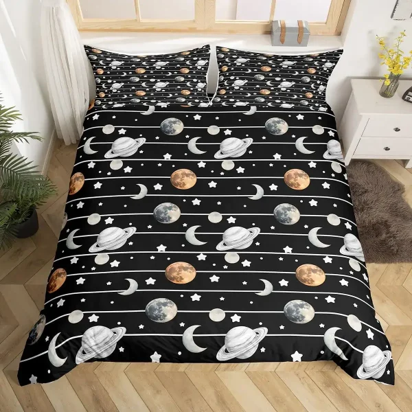 Conjunto de roupa de cama com padrão de planetas, luas, estrelas e satélites em fundo preto.