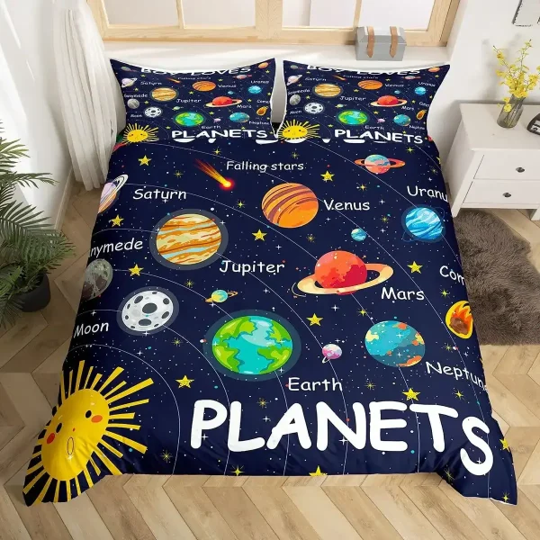 Roupa de cama com ilustrações de planetas do sistema solar, incluindo o Sol, Terra, Marte, Júpiter e Saturno, com estrelas e nomes dos planetas.