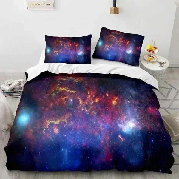 Conjunto de roupa de cama com padrão de galáxia, incluindo duas almofadas e edredon, com cores vibrantes de estrelas, nebulosas e espaço sideral.
