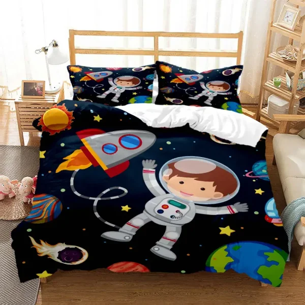 Capa de edredão com desenho de astronauta, foguete, planetas e estrelas em fundo escuro, ideal para quarto infantil com tema espacial.