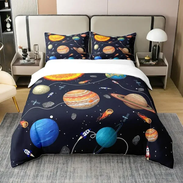 Roupa de cama com padrão de planetas, estrelas e foguetes em fundo escuro, vista frontal da cama com almofadas decorativas de espaço.