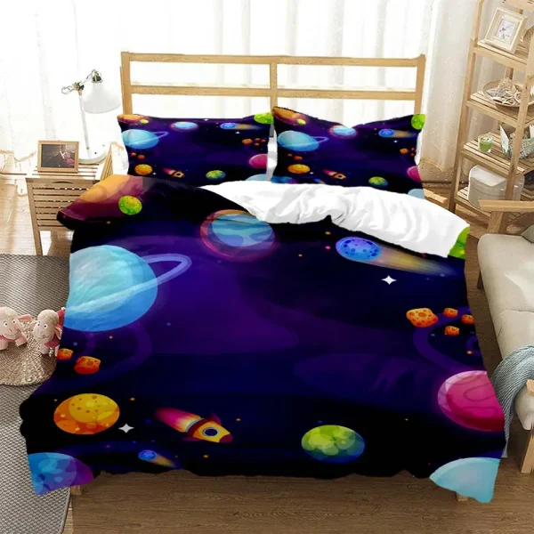 Cama com lençóis e fronhas com padrão de planetas, estrelas e foguetes em fundo escuro, em quarto bem iluminado com móveis de madeira e decoração moderna.