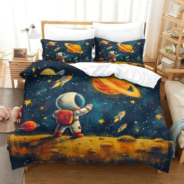 Conjunto de roupa de cama com estampa de espaço, astronauta, planetas e estrelas, incluindo duas almofadas decorativas com o mesmo tema.