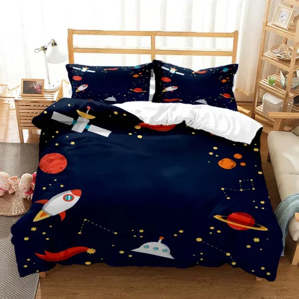 Conjunto de roupa de cama com estampas de planetas, foguetes e estrelas em fundo escuro, incluindo duas almofadas e lençol branco.