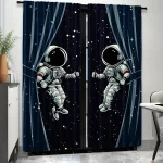 Cortinas com estampa de dois astronautas flutuando no espaço, com estrelas e galáxias ao fundo, em cores azul escuro e branco.