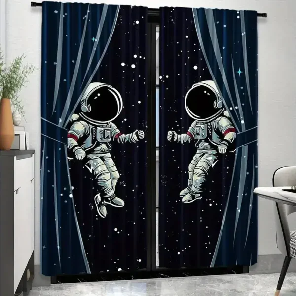 Cortinas com estampa de dois astronautas flutuando no espaço, com estrelas e galáxias ao fundo, em cores azul escuro e branco.