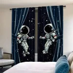 Cortinas decorativas com ilustração de dois astronautas flutuando no espaço, com estrelas e galáxias ao fundo, em cores escuras e detalhes brancos.
