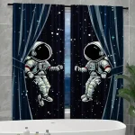 Cortinas decorativas com ilustração de dois astronautas flutuando no espaço, estrelas e planeta ao fundo, em cores escuras e detalhes brancos.