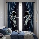 Cortina com ilustração de dois astronautas flutuando no espaço, com estrelas e galáxias ao fundo, em cores azul escuro e branco.