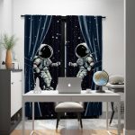 Cortina com ilustração de dois astronautas no espaço, estrelas e planetas ao fundo, em cores azul escuro e branco.