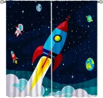 Cortinas com ilustração de foguete a decolar, astronauta, planetas e estrelas no espaço.