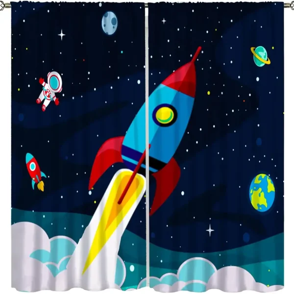 Cortinas com ilustração de foguete a decolar, astronauta, planetas e estrelas no espaço.