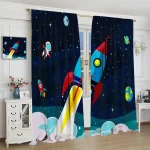 Cortinas com ilustrações de foguetes, planetas e estrelas em fundo escuro, decorando uma janela de quarto infantil com tema espacial.