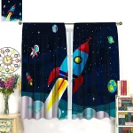 Cortinas decorativas com foguete, planetas e estrelas em fundo escuro, ideal para quarto de criança com tema espacial.