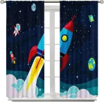 Cortinas com ilustrações de foguetes, planetas, estrelas e astronautas em fundo escuro, ideal para decoração de quarto infantil com tema espacial.
