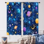Cortinas com ilustrações de planetas, estrelas, luas e satélites em fundo azul escuro, decorando uma janela de quarto infantil.