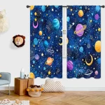 Cortinas com padrão de espaço, planetas, estrelas, luas e galáxias em fundo azul escuro.