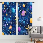 Cortinas com padrão de espaço, planetas, estrelas, luas e satélites em cores vibrantes sobre fundo azul escuro.