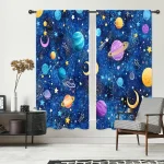 Cortinas com padrão de espaço, planetas, estrelas, luas e satélites em cores vibrantes sobre fundo azul escuro.