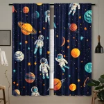 Cortinas azuis com desenhos de planetas, estrelas, astronautas e foguetes, decorando uma janela de quarto infantil com tema espacial.