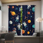 Cortinas azuis com desenhos de planetas, astronautas e estrelas, decorando um quarto infantil com tema espacial.