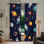 Cortinas com padrão de espaço, planetas, estrelas e astronautas em fundo azul escuro, decorando uma janela de quarto infantil.