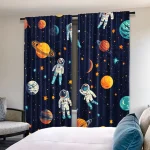 Cortinas com padrão de espaço, astronautas, planetas e estrelas em fundo azul escuro.