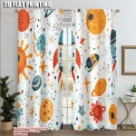 Cortinas com estampado de planetas, estrelas, foguetes e o sol em cores vibrantes, decorando uma janela de quarto infantil com tema espacial.