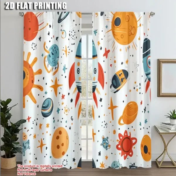 Cortinas com estampado de planetas, estrelas, foguetes e o sol em cores vibrantes, decorando uma janela de quarto infantil com tema espacial.