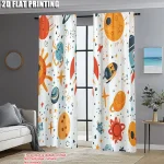 Cortinas de tecido com estampas de planetas, estrelas, foguetes e alienígenas em cores vibrantes, penduradas numa janela grande com moldura preta.