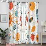Cortinas de tecido com estampas de planetas, estrelas, foguetes e alienígenas em cores vibrantes, decorando uma janela de quarto infantil com luz natural.