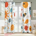 Cortinas com desenhos de planetas, estrelas, satélites e foguetes em cores vibrantes para decoração de quarto infantil com tema espacial.