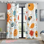 Cortinas de tecido com padrão de planetas, estrelas e o sol em cores vibrantes, decorando uma janela de sala moderna.