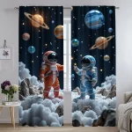 Cortinas decorativas com astronautas e planetas em fundo espacial, ideal para quarto de criança com interesse em ciência e espaço.