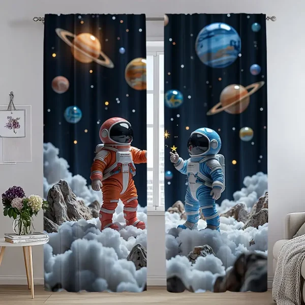 Cortinas decorativas com astronautas e planetas em fundo espacial, ideal para quarto de criança com interesse em ciência e espaço.