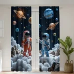 Cortinas decorativas com astronautas, planetas e estrelas em fundo escuro, criando uma atmosfera espacial para quarto de criança.