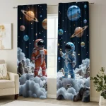 Cortinas decorativas com astronautas, planetas e estrelas em fundo espacial, ideal para quarto de criança com interesse em ciência e espaço.
