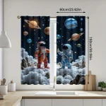 Cortinas com ilustração de astronautas em espaço com planetas e estrelas, decorando uma janela de quarto infantil.