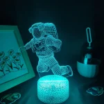 Lâmpada 3D de astronauta em pose de salto, com efeito de luz azul, em base de efeito craquelado, ao lado de quadro com desenhos de flores e objetos decorativos.