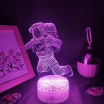 Lâmpada 3D de astronauta em posição de corrida, iluminada em tom roxo, com base de textura rachada, ao lado de uma moldura com desenhos de flores e uma vela.