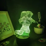Lâmpada 3D de astronauta em neon verde, com detalhes de capacete e traje espacial, iluminando suavemente uma sala escura.
