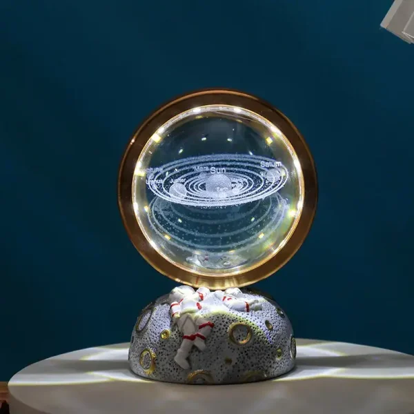 Globo de plasma com anéis de luz LED ao redor, refletindo na superfície de apoio, com fundo azul escuro.