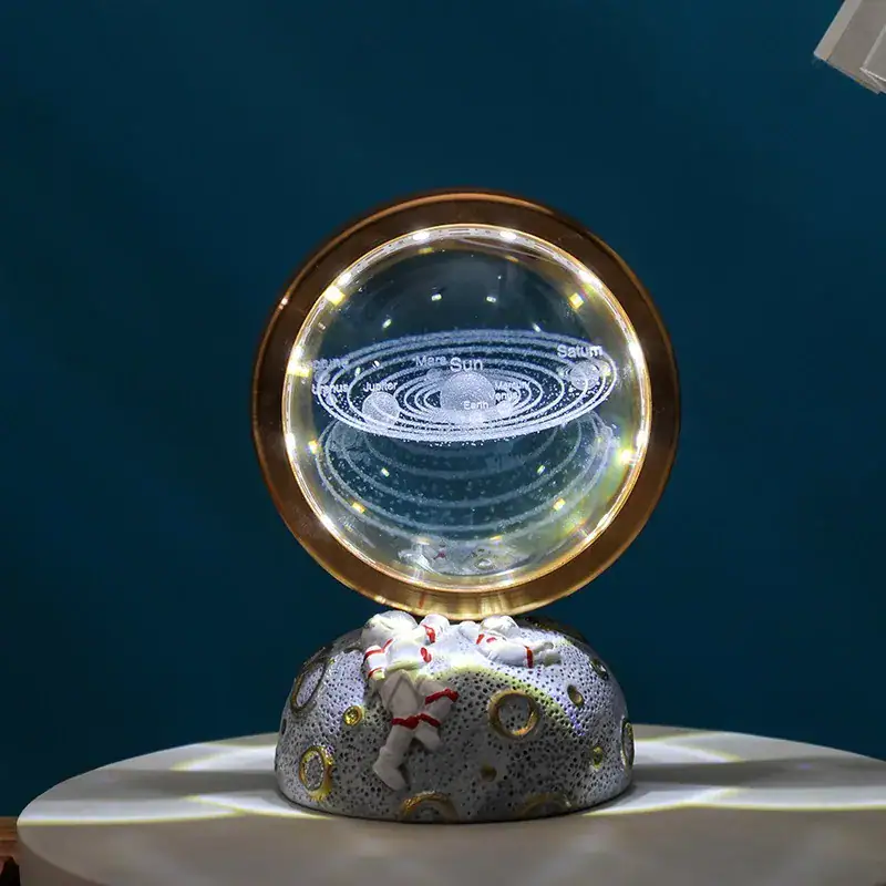 Globo de plasma com anéis de luz LED ao redor, refletindo na superfície de apoio, com fundo azul escuro.