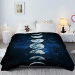Edredon com padrão de fases da Lua a correr ao longo do centro, fundo de estrelas e espaço.