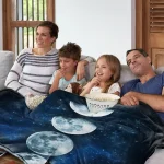 Família a assistir a um filme com cobertor de fases da Lua, com detalhes das fases lunares e espaço sideral.