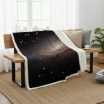 Manta decorativa com estampa de galáxia, estrelas e nebulosas, colocada sobre um sofá de madeira na sala de estar.