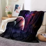 Manta de sofá com design de galáxia, estrelas e planetas, colocada sobre um sofá branco na sala de estar.