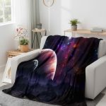 Manta com padrão de galáxias, estrelas e planetas, colocada sobre um sofá branco na sala de estar.