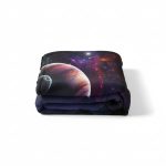 Manta com design de espaço, planetas e estrelas, vista de cima, com cores vibrantes e detalhes cósmicos.